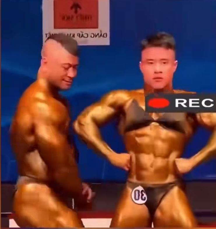 一名女子和男友牵手参加健美比赛的画面，想想就挺有看点。长期健身让女子身材健硕，和