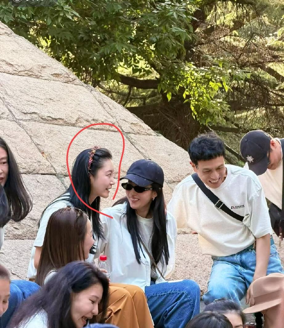这女人谁啊？居然皮肤这么好，真的好白好美好漂亮，她是谁啊？