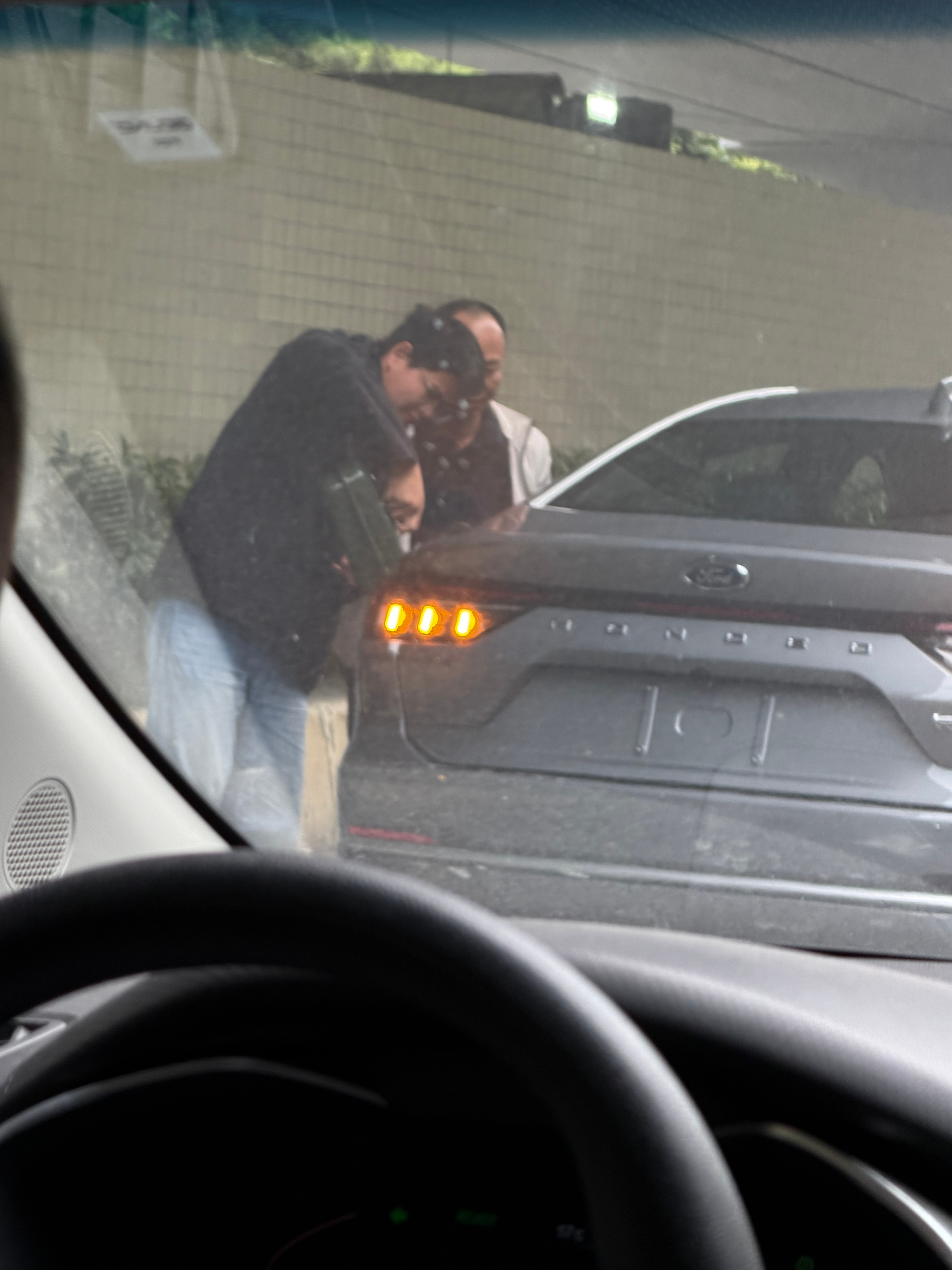 油车也会遇到趴窝的时刻，这家4s店估计会被客户骂死了，新车落地还没开出两步路就没