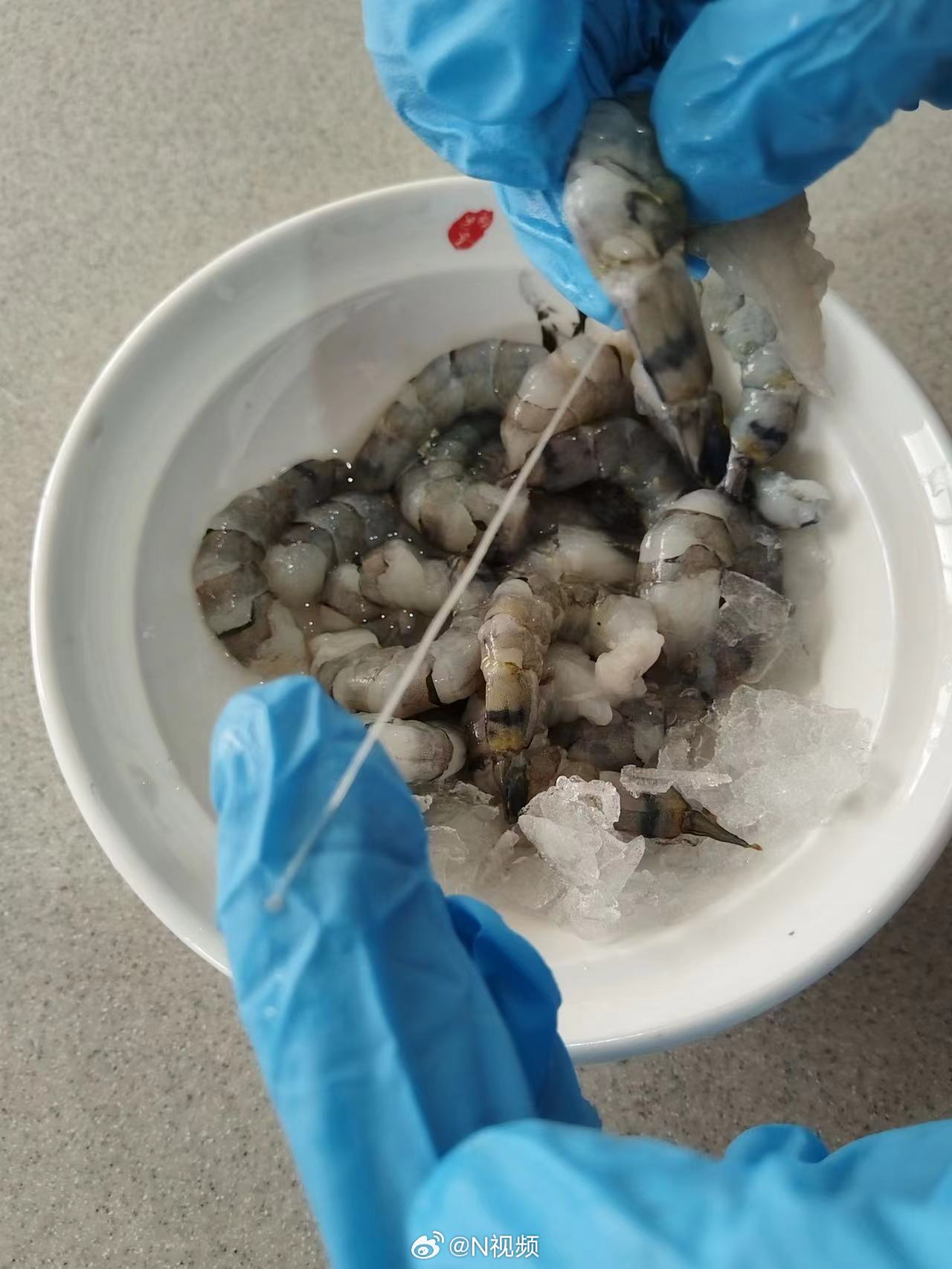 【海底捞回应虾滑疑吃出蛆：#海底捞称吃出蛆虾滑是虾筋#】12月21日，针对网友称