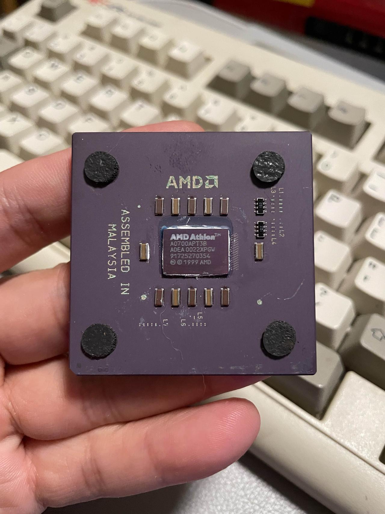 鬼市的灯光总像蒙着一层雾，我在一堆旧电源和碎主板里摸到它时，指腹先蹭到了那层磨砂