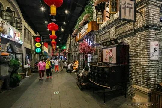 安东老街是丹东市著名的网红打卡地，是集怀旧观光、经典美食、旅游购物等于一体的多功