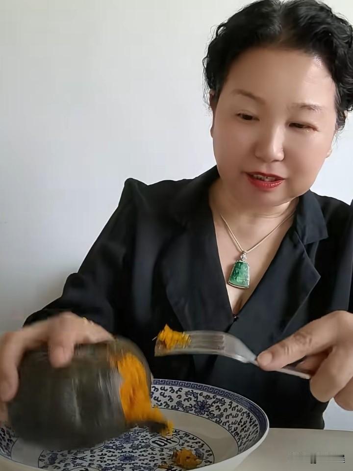 杜女士现在的状态越来越好了。
二八事件沸沸扬扬的闹腾了五年，一向被网友们诟病的杜