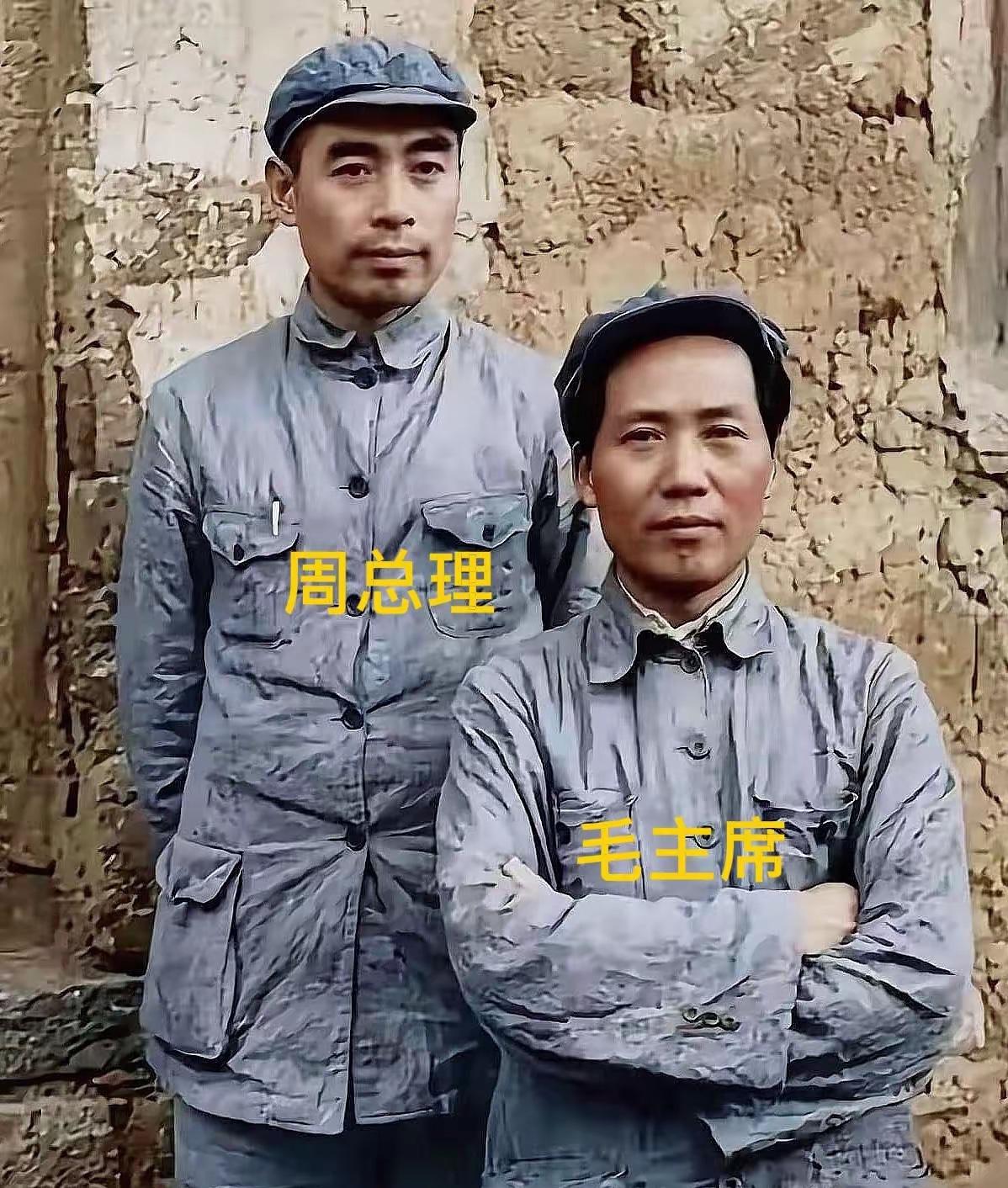 这是51岁的毛主席与周总理在延安王家坪的罕见合影，都看看吧，接地气的毛主席，人民