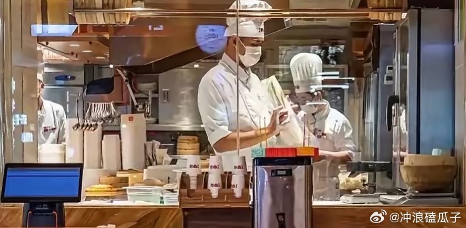 西贝员工将酱料包放入水中直接加热点一桌菜全让他不放盐！你看他做不做的出来 ​​​