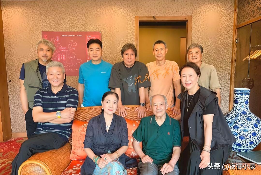 张丰毅从北京电影学院毕业之后，和同学、老师们一直保持着良好的往来，他经常和同学们