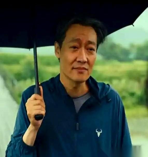 他走了，她才在他藏了一辈子的茶叶罐里，发现了他背着所有人，“犯”过的一个错。
一