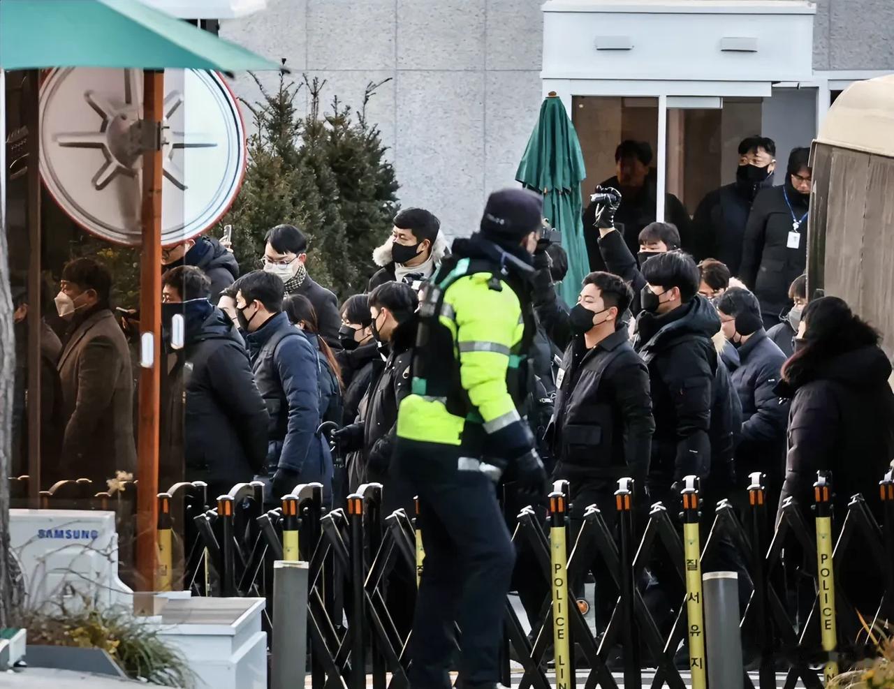 突发消息！韩国总统尹锡悦官邸门前公调处人员正在与总统府警卫人员对峙。刚刚，韩国多