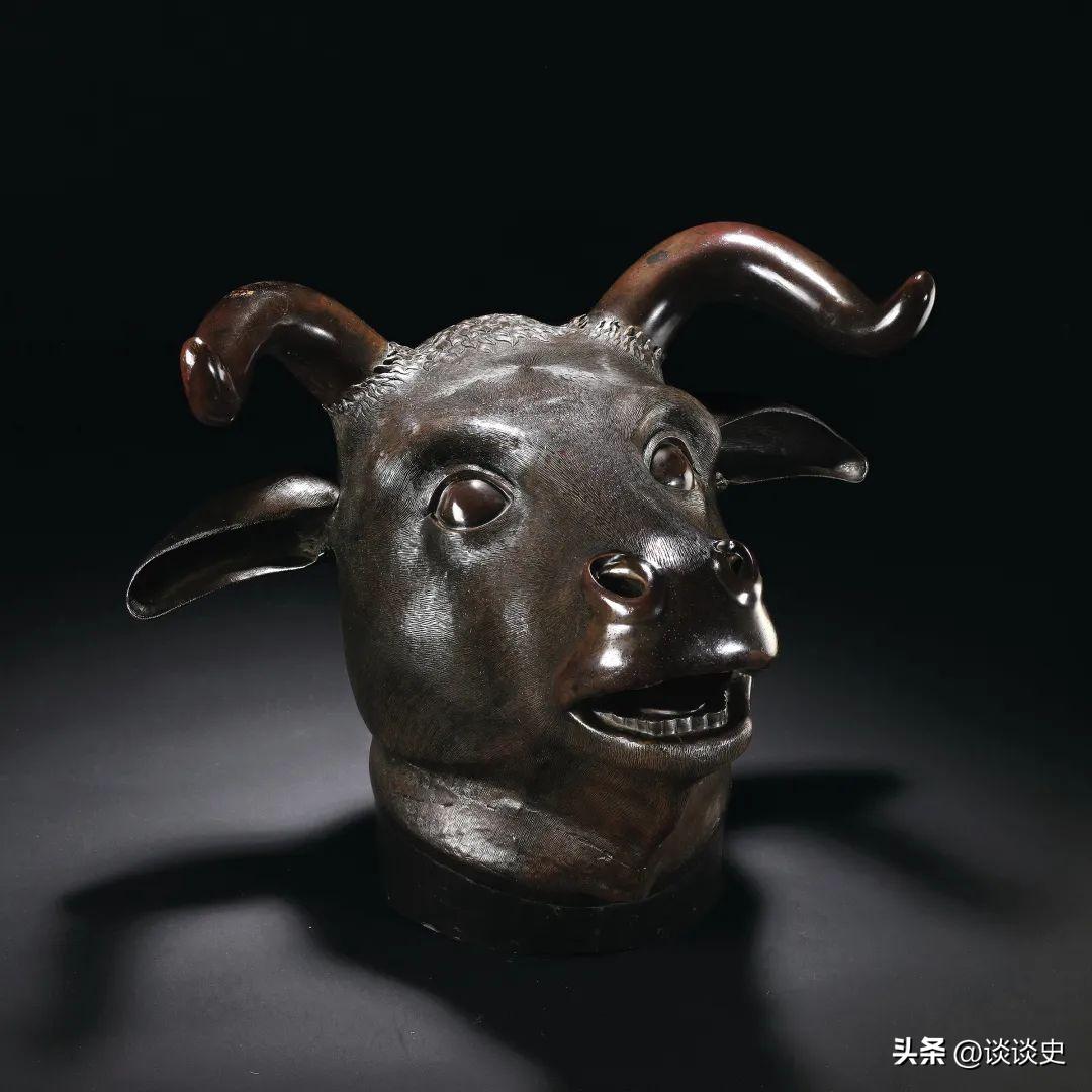 2000 年春天，香港拍卖场上，三件从圆明园流失百余年的青铜兽首被摆上拍台，国家