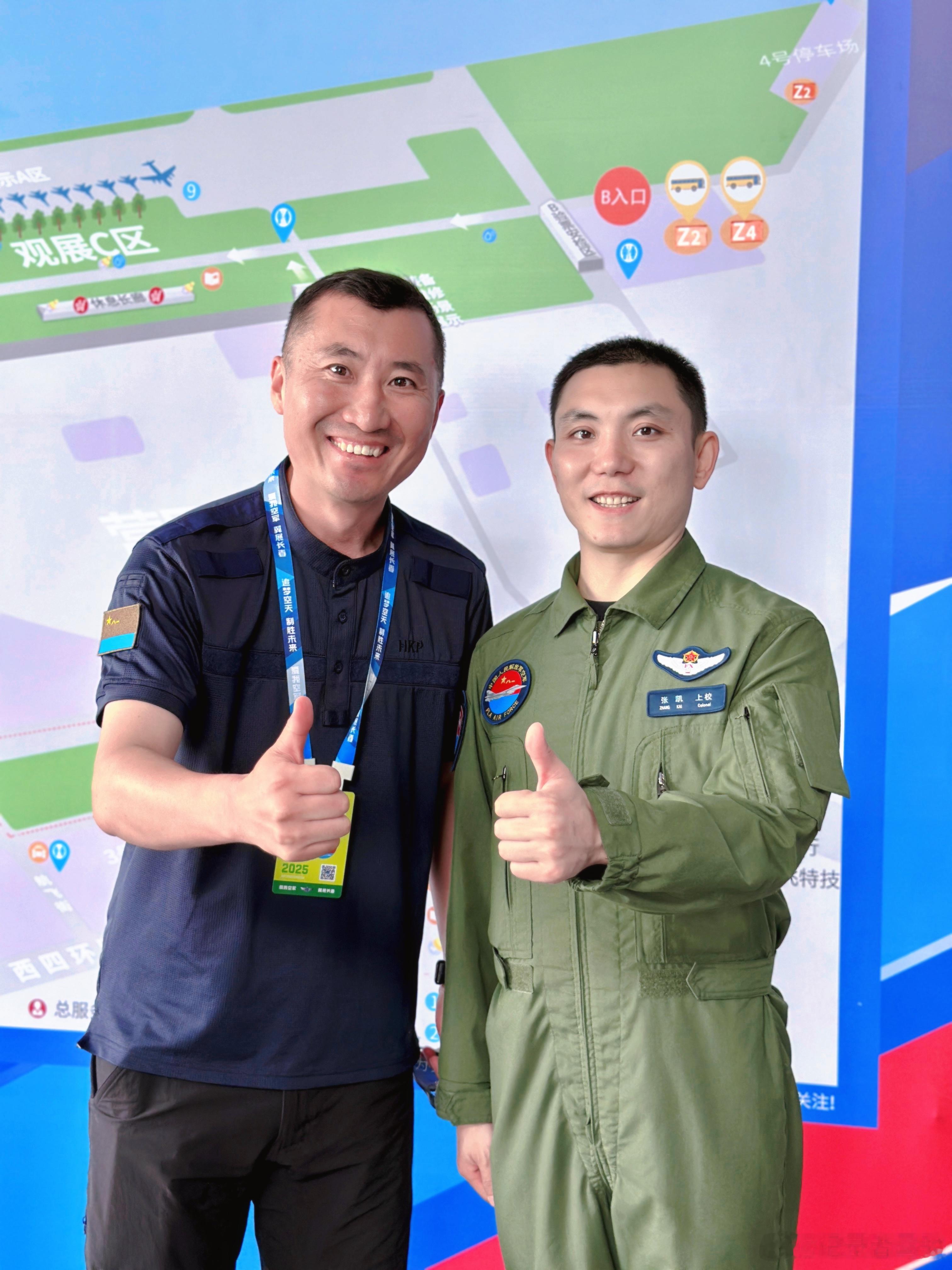 长春航展观察团他叫张凯，是空军歼-20飞行员，这次空军航空开放活动静态展示的歼-