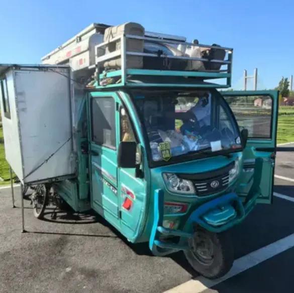 又被围观了，牛人自改太阳能拓展三轮房车，成为旅行路上回头率爆棚的“明星”。这是一
