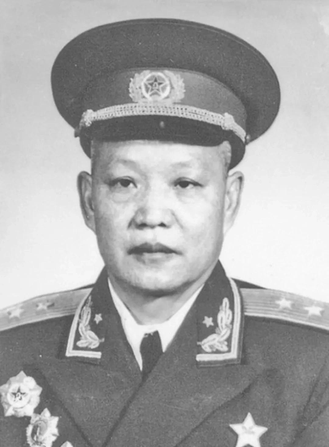 云南籍开国中将左眼失明，荣获四枚一级勋章，晚年用放大镜坚持完成回忆录写作
198