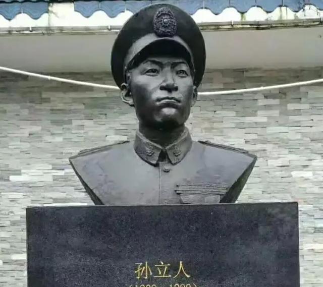 1929年，已婚10年的孙立人，在一场舞会上认识南京汇文女子中学的张晶英，两人相