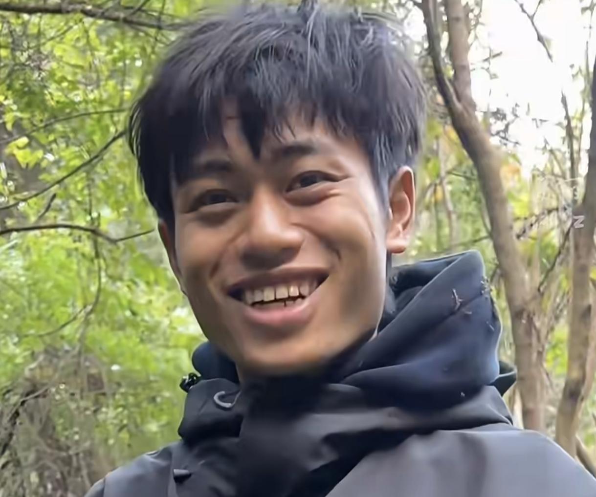 湖南张家界，
荒野求生决赛阶段，
林北展示他用来当厕纸的树叶，林北说：它软了以后