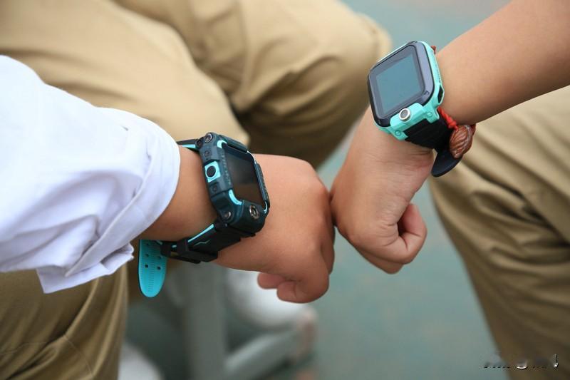 昨天在电梯里面听到两个小学生的电话手表对话，我忍不住的笑了。

电梯里的小女孩给