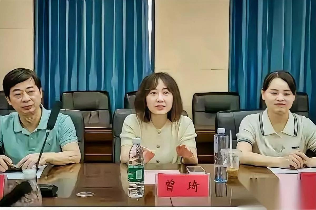 曾医生摘了珍珠发卡

白大褂肩线有点塌

医院论坛最近为啥吵翻了？那天看她教小护