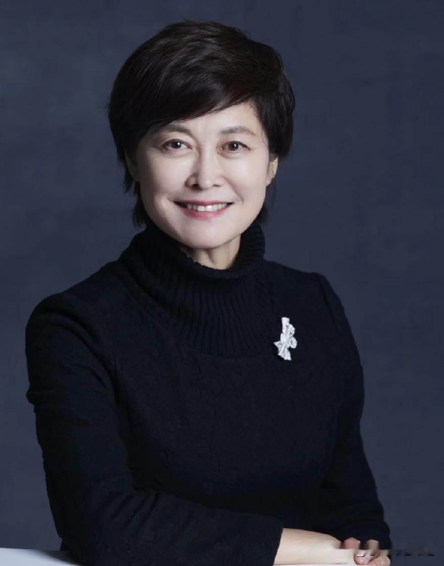 敬一丹追悼会正式举行
众多大咖现身送别，李修平戴黑色口罩，走出告别厅时情绪难以平