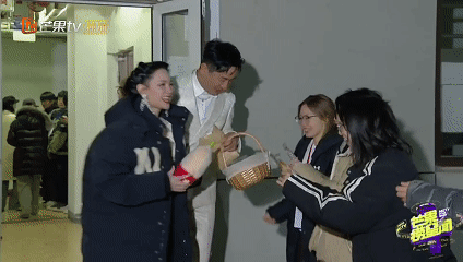 郭晓东程莉莎蛇年送蛇瓜 第一次看到参加盛典沿途送各种五谷杂粮食蛇瓜种子的，也是联