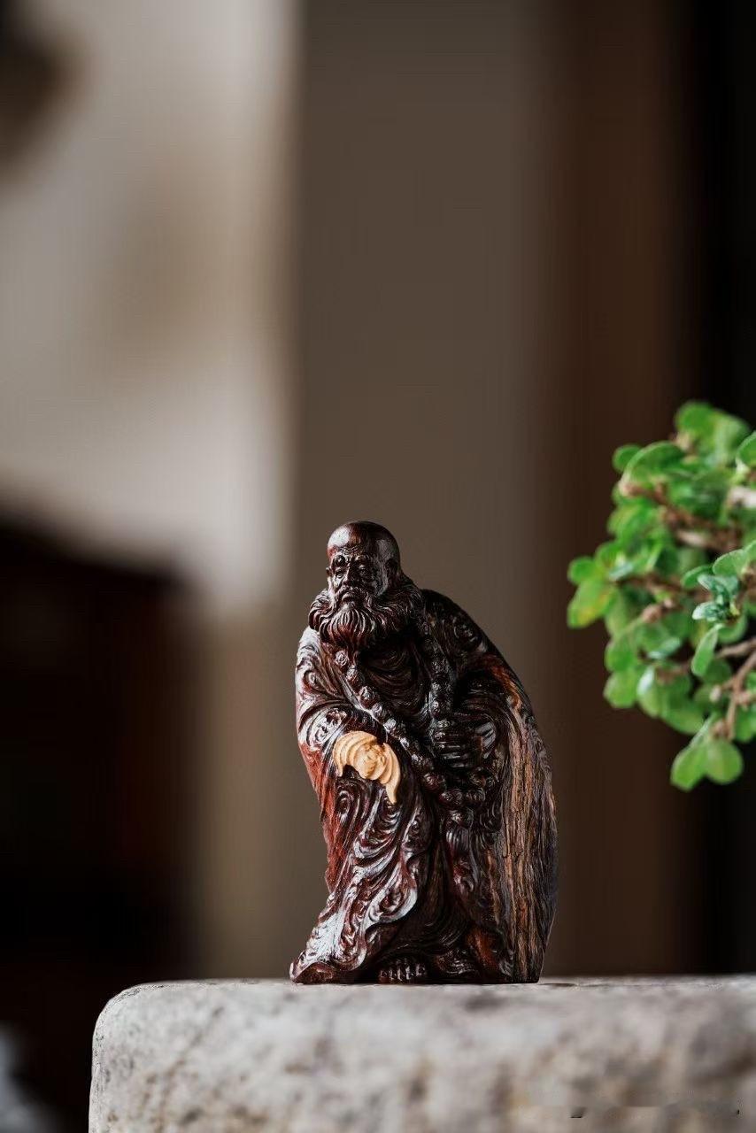 小叶紫檀｜达摩

有些力量，是静出来的。

老料紫檀，色沉如夜，纹理起伏如水痕，