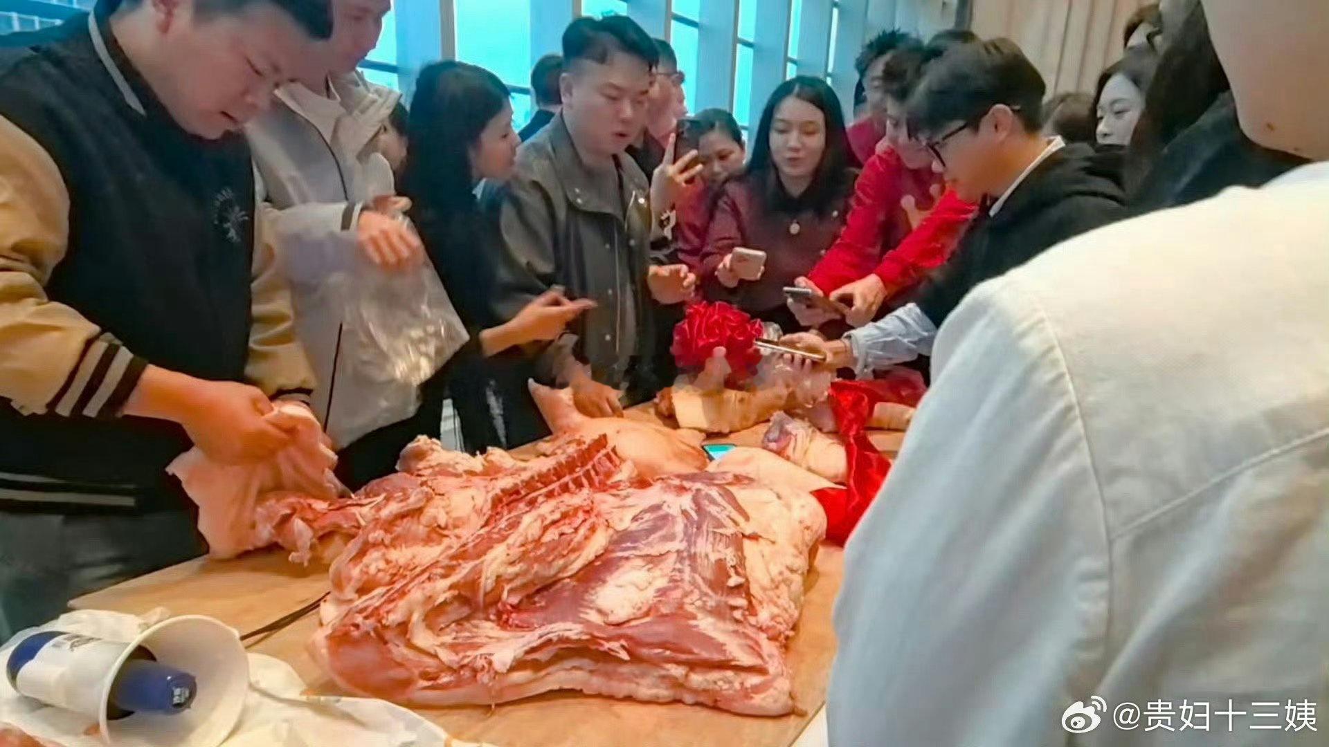 男子年会吃辣赢走300斤年猪湖南长沙90后小伙韩先生，年会吃辣条比赛夺冠，直接抱