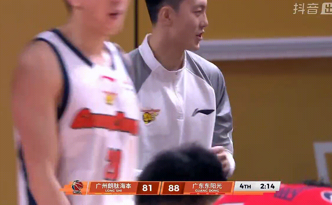 哈哈小胡底下模仿起徐昕的进攻脚步“哟，你小子还会这一手”龙狮男篮vs广东男篮