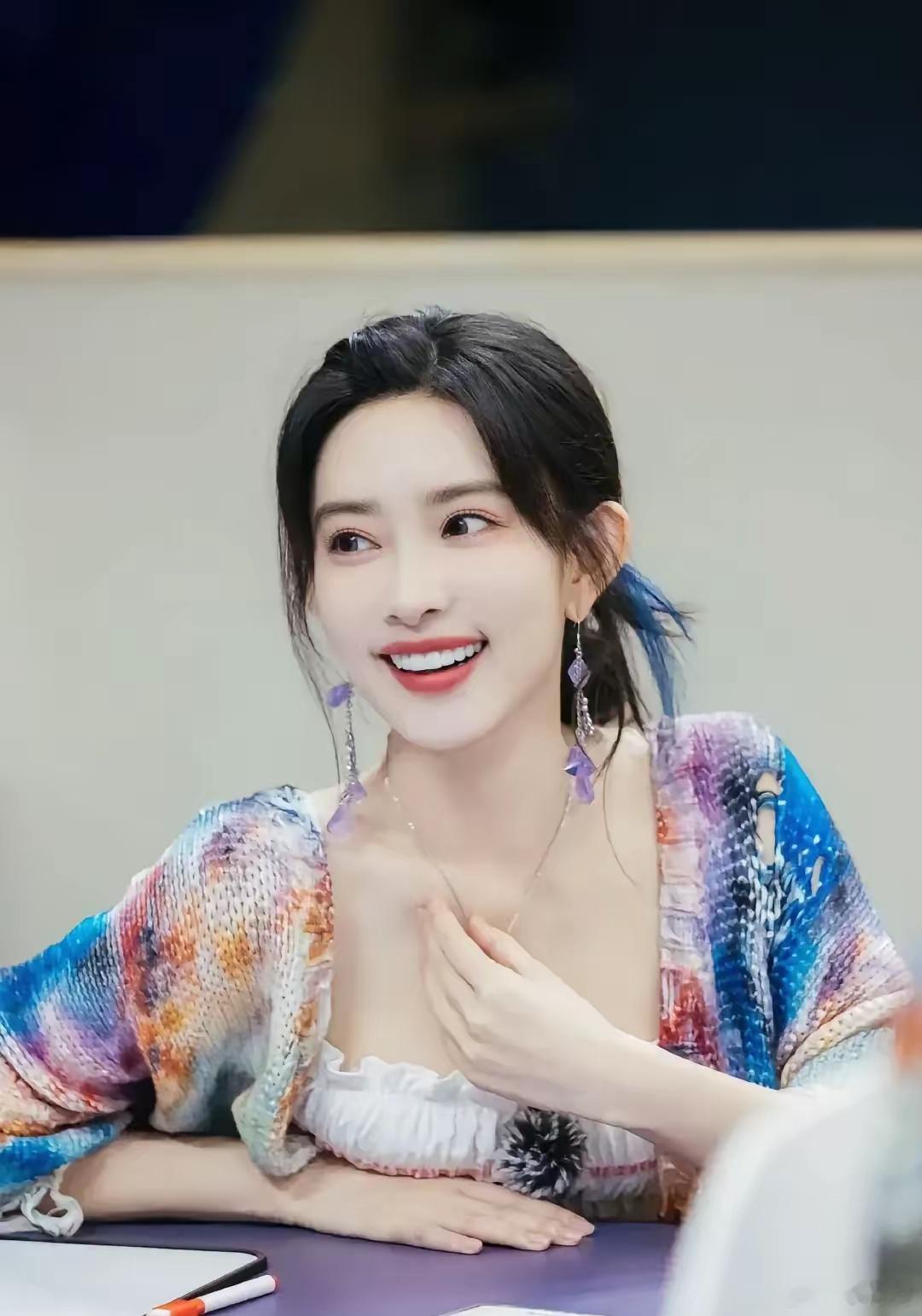 对孟子义脱敏了，《九重紫》和《花琉璃》看了一半，已经不看了。​我不管今天评论的这