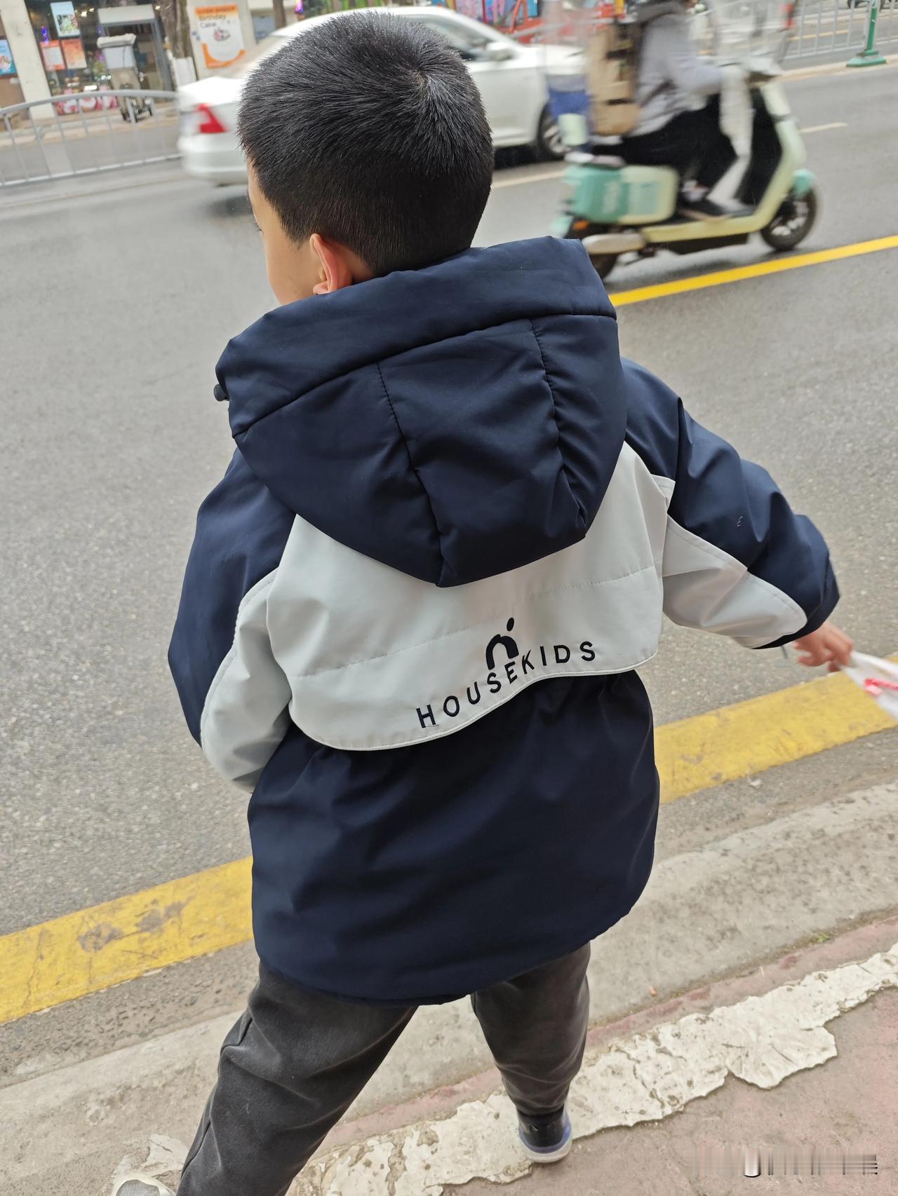 这个星期儿子陪我上班
还好，挺乖的，早上早早就起床，中午跟我一起吃食堂，晚上又一