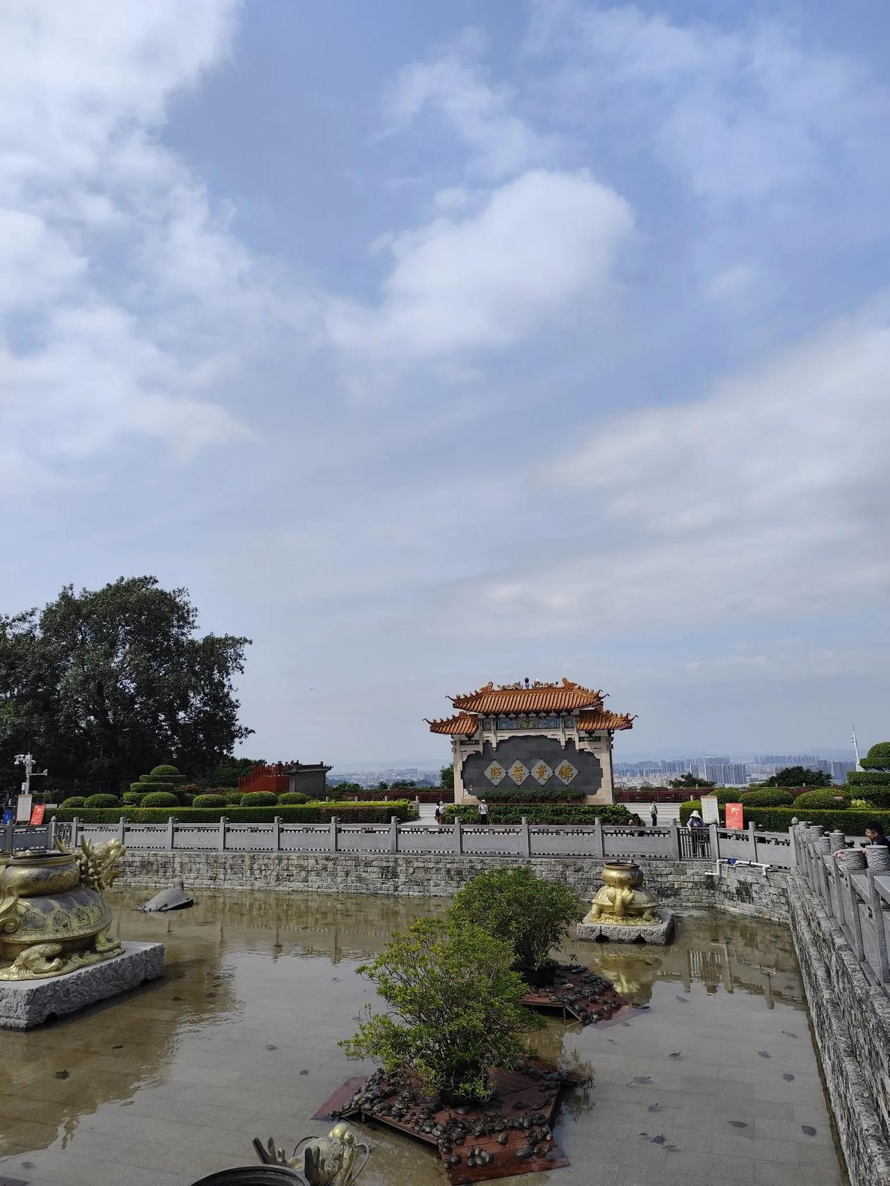 水浒不通情理的地方是，林冲只是这普通禁军教头，并不是总教头，这种教头得上百个吧，