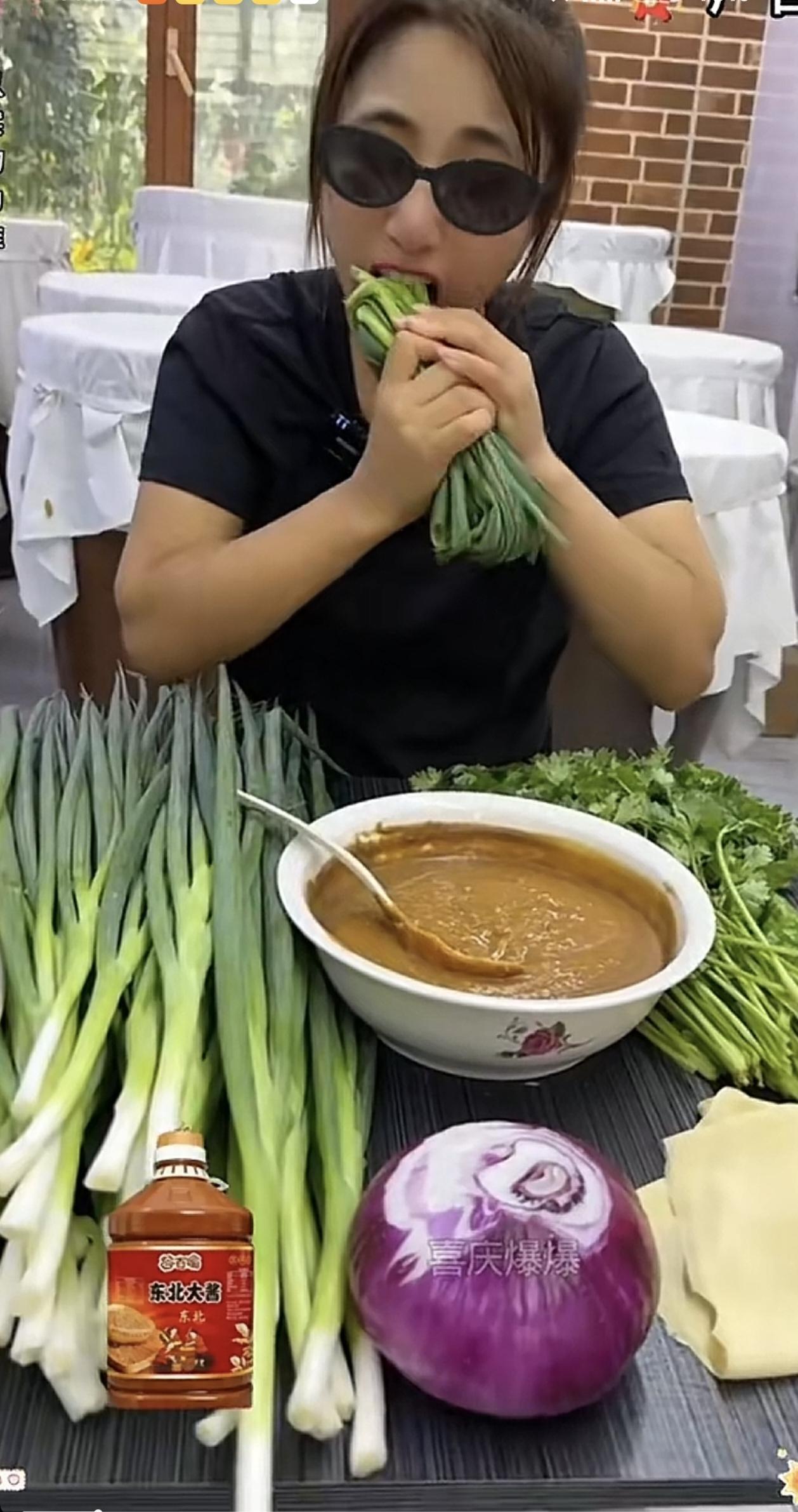 我的个天呀，东北人吃大葱大酱这么豪横啊！我也是东北人，我感觉自己下不去口啊。
山