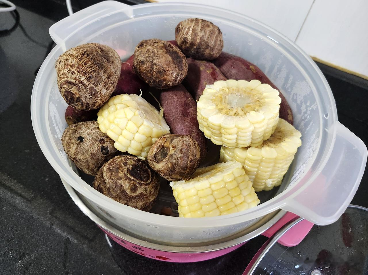 早晨为了找假牙没出去遛弯，搞完卫生见凉台上放着的牛奶小芋头和板栗白薯再不吃就坏了