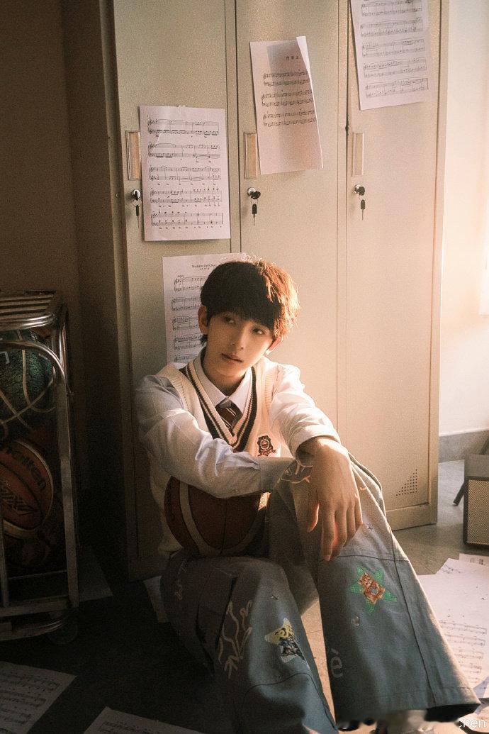 陈浚铭回海口  陈浚铭重庆飞海口，终于要回来继续拍戏啦！期待这个谢逸舟学长，好久