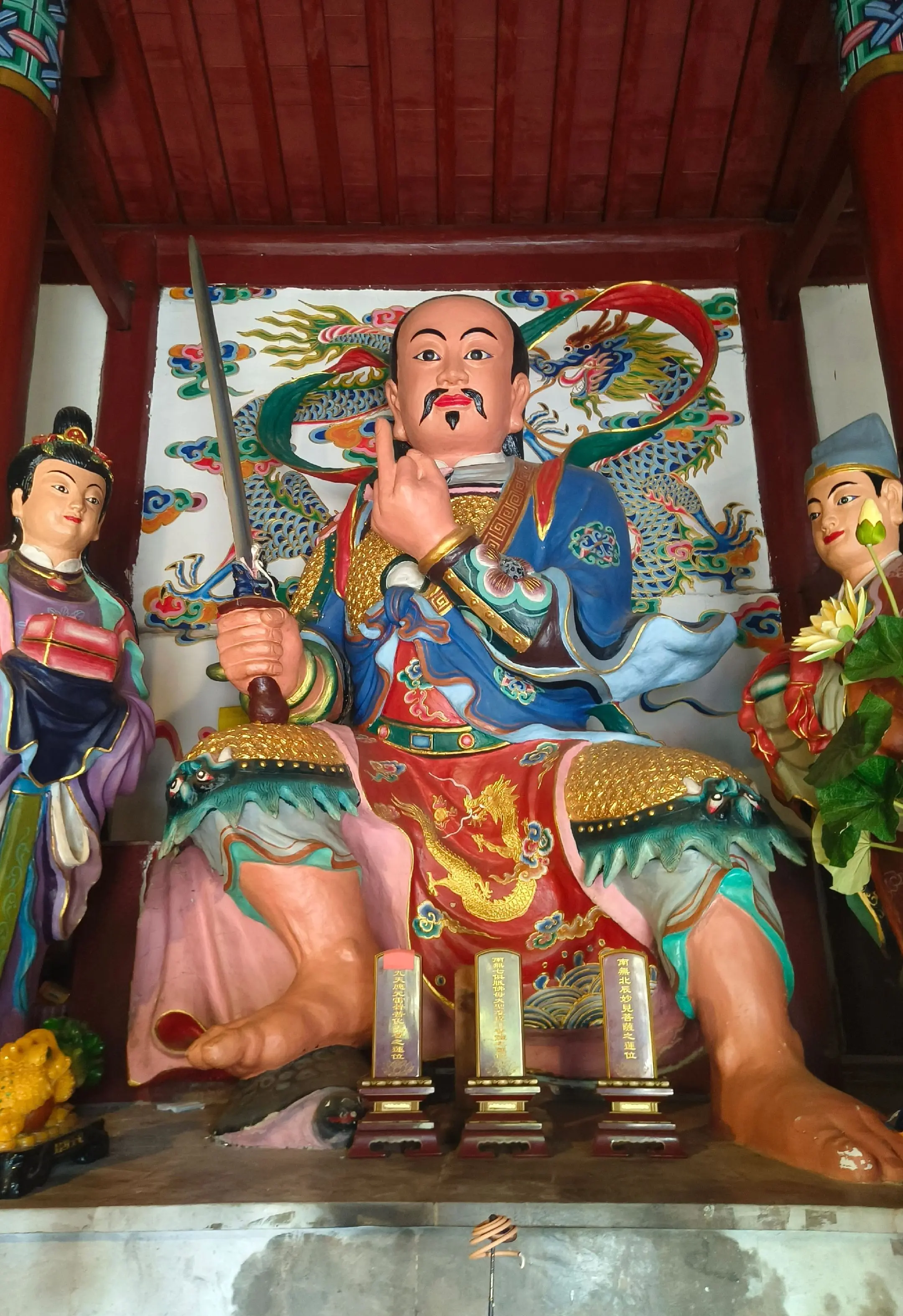 “身披金甲胄光闪，手持宝剑气昂扬”