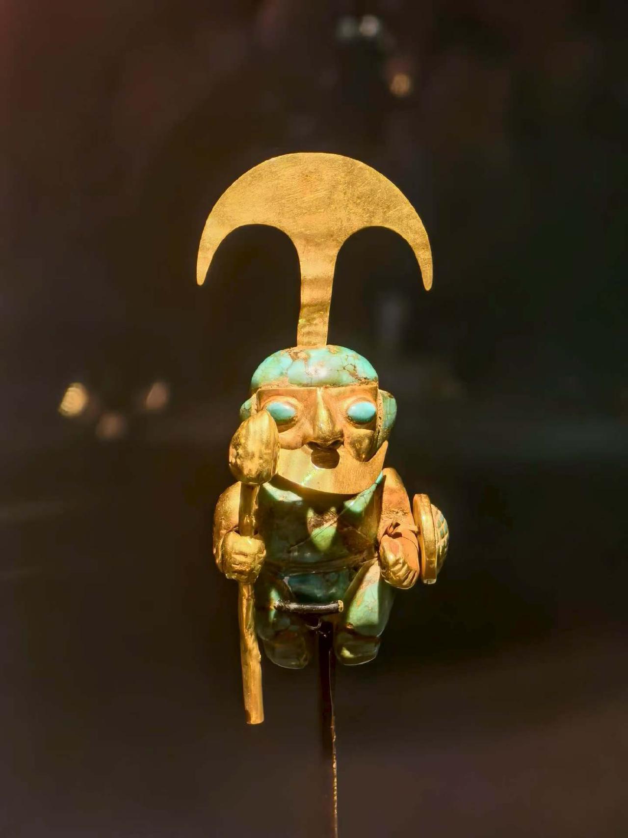 到首博看展览
图中的镶嵌绿松石金制人形饰品‌，属前哥伦布时期莫切文化的文物，现藏