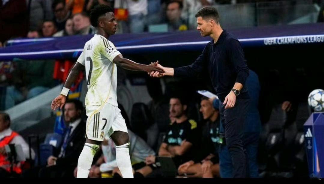 每体：罚丢点球后，维修斯被换下时平静无抗议 在本轮西甲赛事中，皇马以4-0的大比