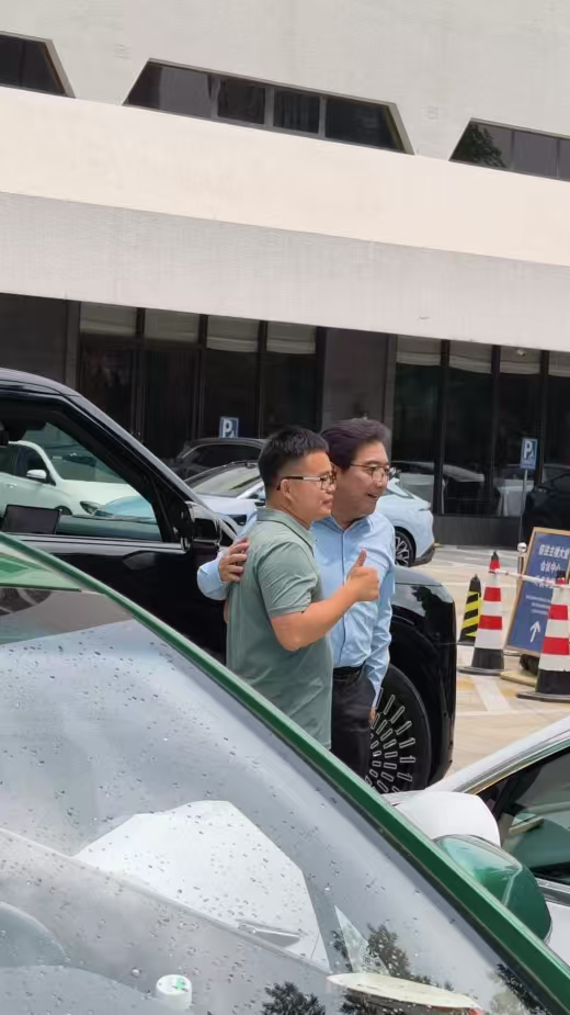 网友北京偶遇水均益排队充电老一辈主持人的含金量还在上升水均益线下充电从容排队，暖