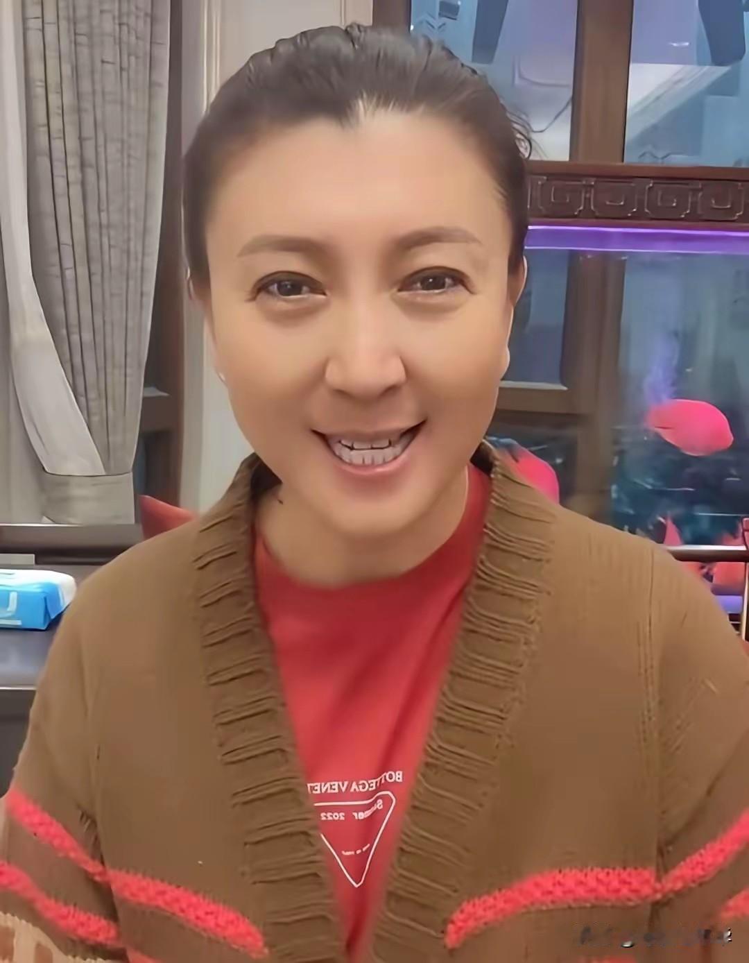 典型的农村泼妇形象，真应了那就话，穿龙袍也不是太子。