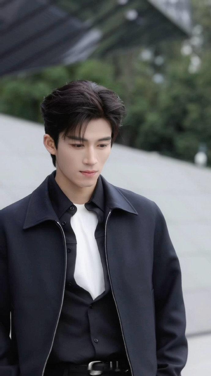 王星越的副驾还缺人吗 这一刻，风景都成了背景板。专注驾车的侧脸线条利落冷感，每一