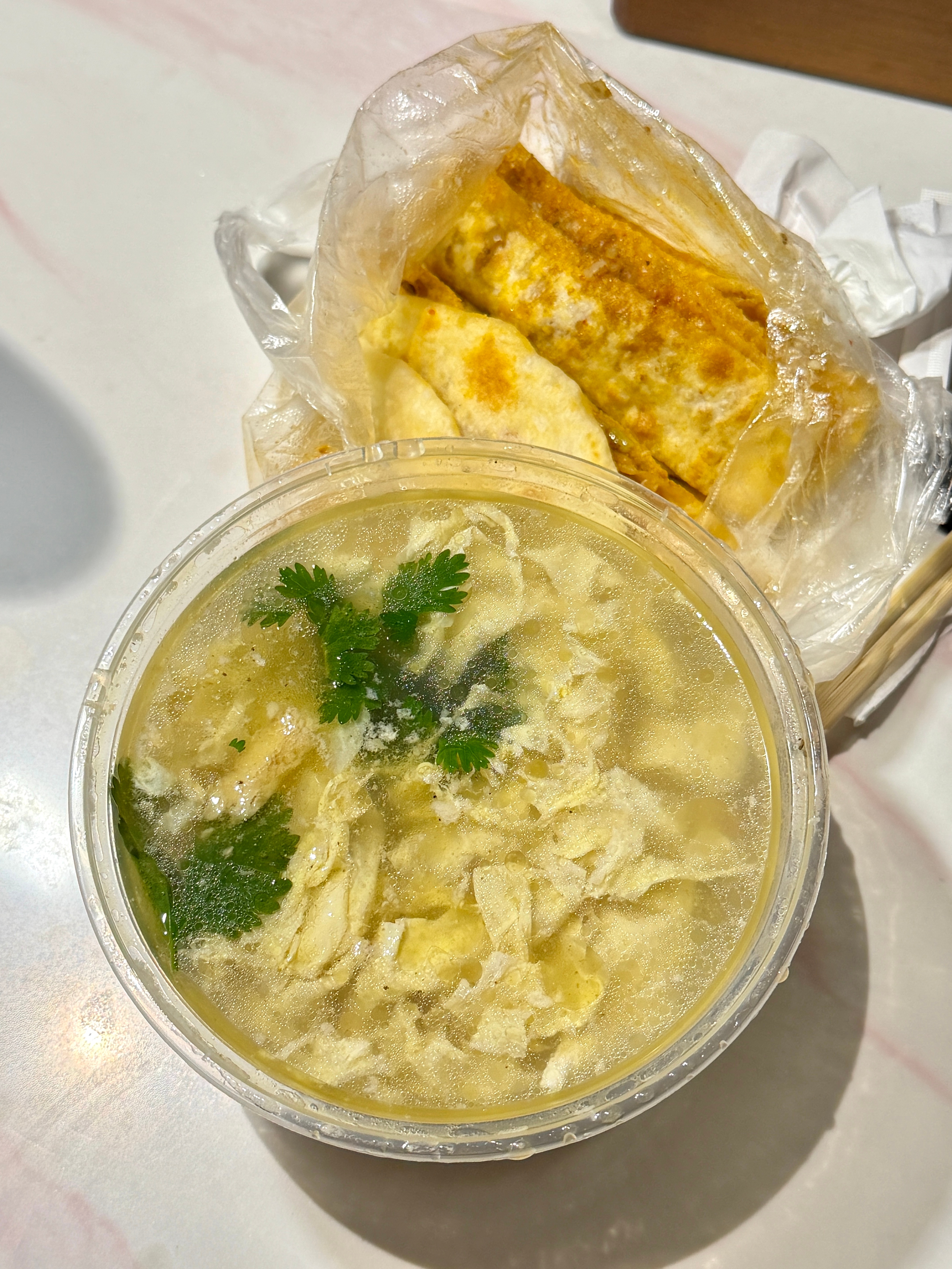 和貂哥没喝够鸡汤，回酒店又盲点了了一家外卖，也很好喝！重点是配上羊油饼，香得嘞～
