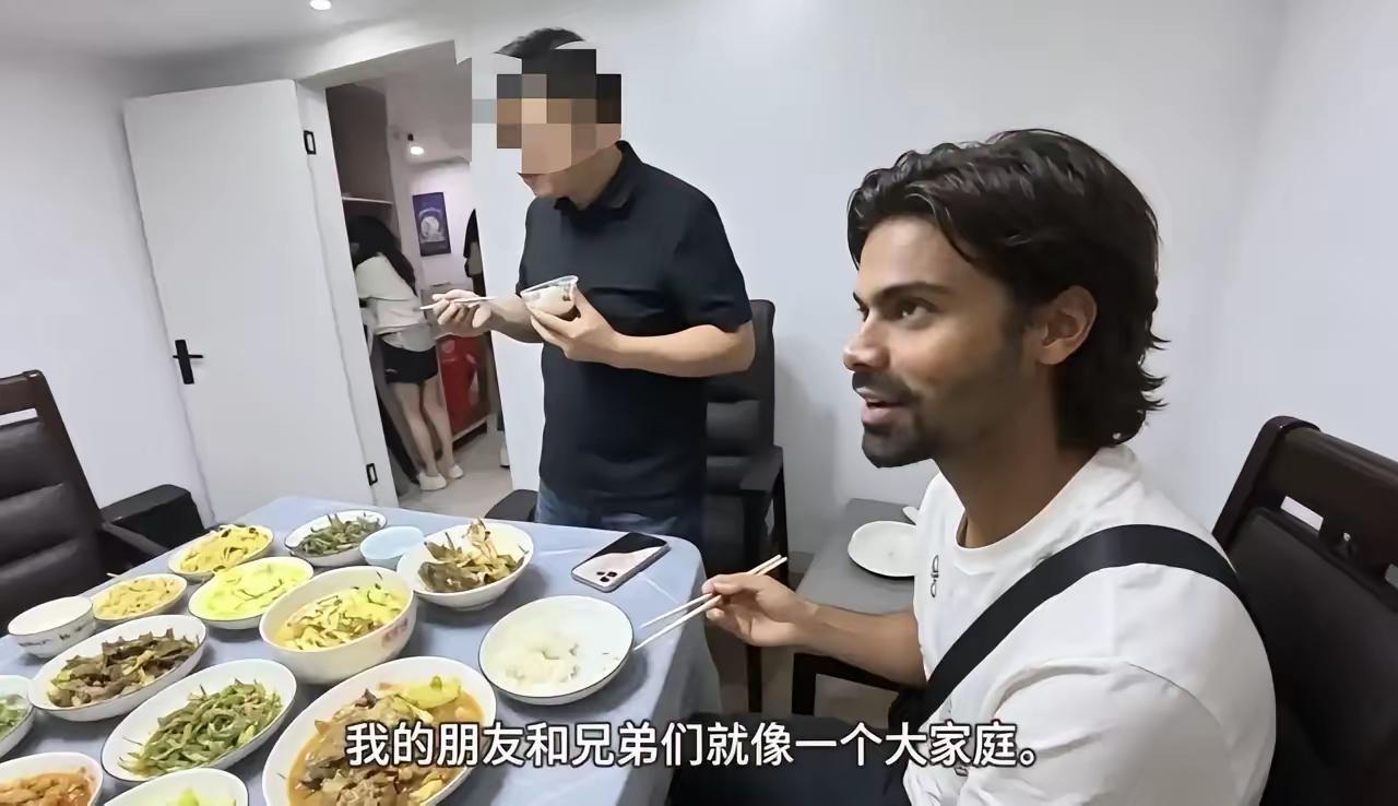 印度网红“要饭哥”此前来过国内，靠着路人好心接济走完行程，回国之后却在外网发表不