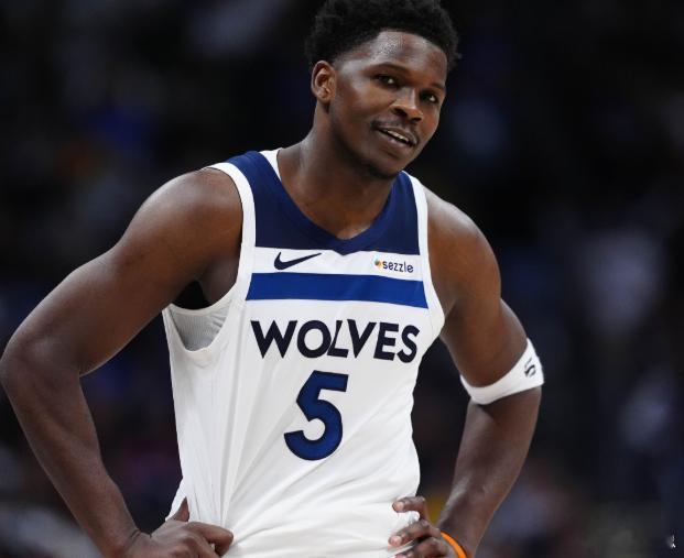 NBA季后赛西部次轮，森林狼客场104-102险胜马刺，大比分1-0领先。爱德华