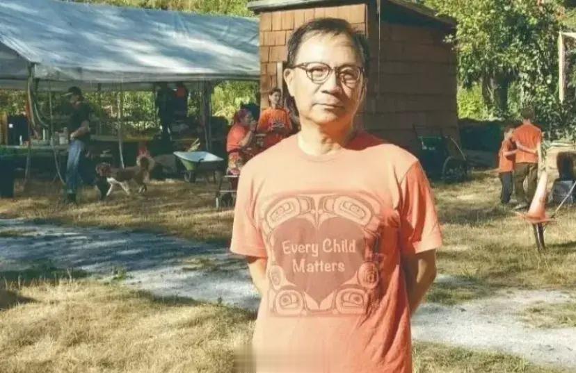 香港行医30年的刘医师，因看不惯世道，便移民温哥华，现在餐厅后厨帮拔鹅毛。哥们儿