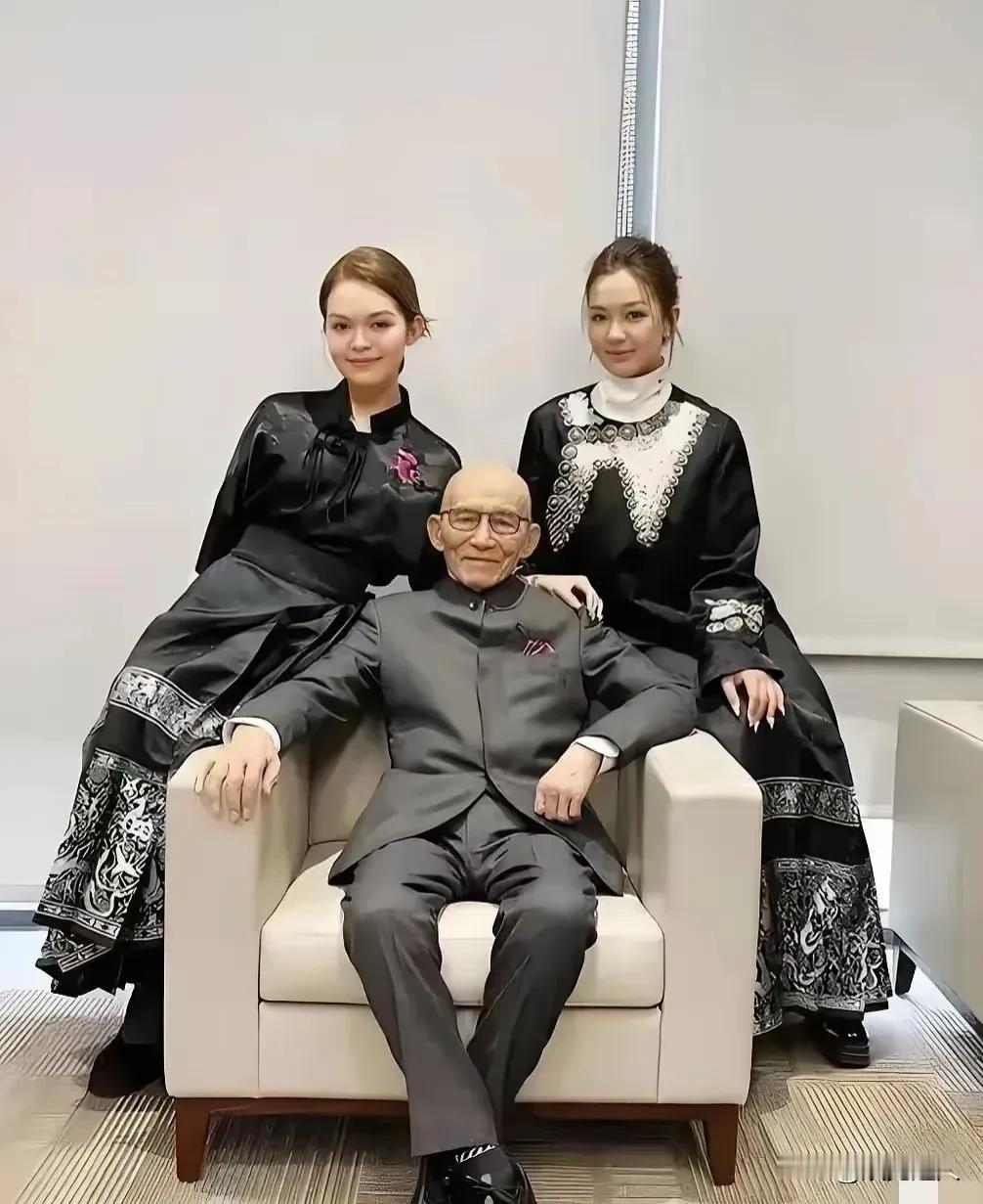 91岁的游本昌老爷子，俩孙女也太会长了吧！
 
前阵子合照一出来，那颜值气质，啧