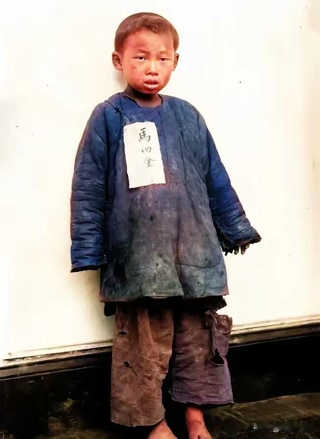 这个小男孩穿的破破烂烂，脏兮兮的，实际上在百年前这是习以为常的事情，那时候的老百