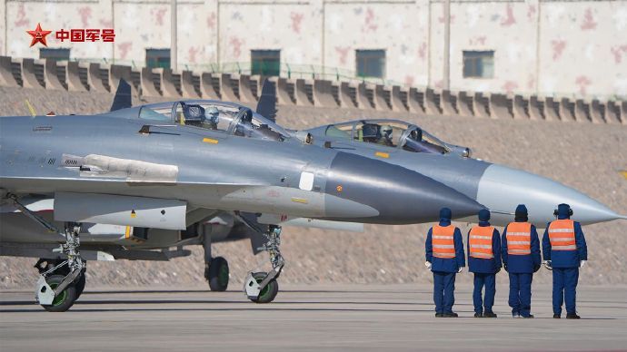 J11A和J11BG同框 这些早期型四代机东大要用死、用烂，用到再也不能用为止，