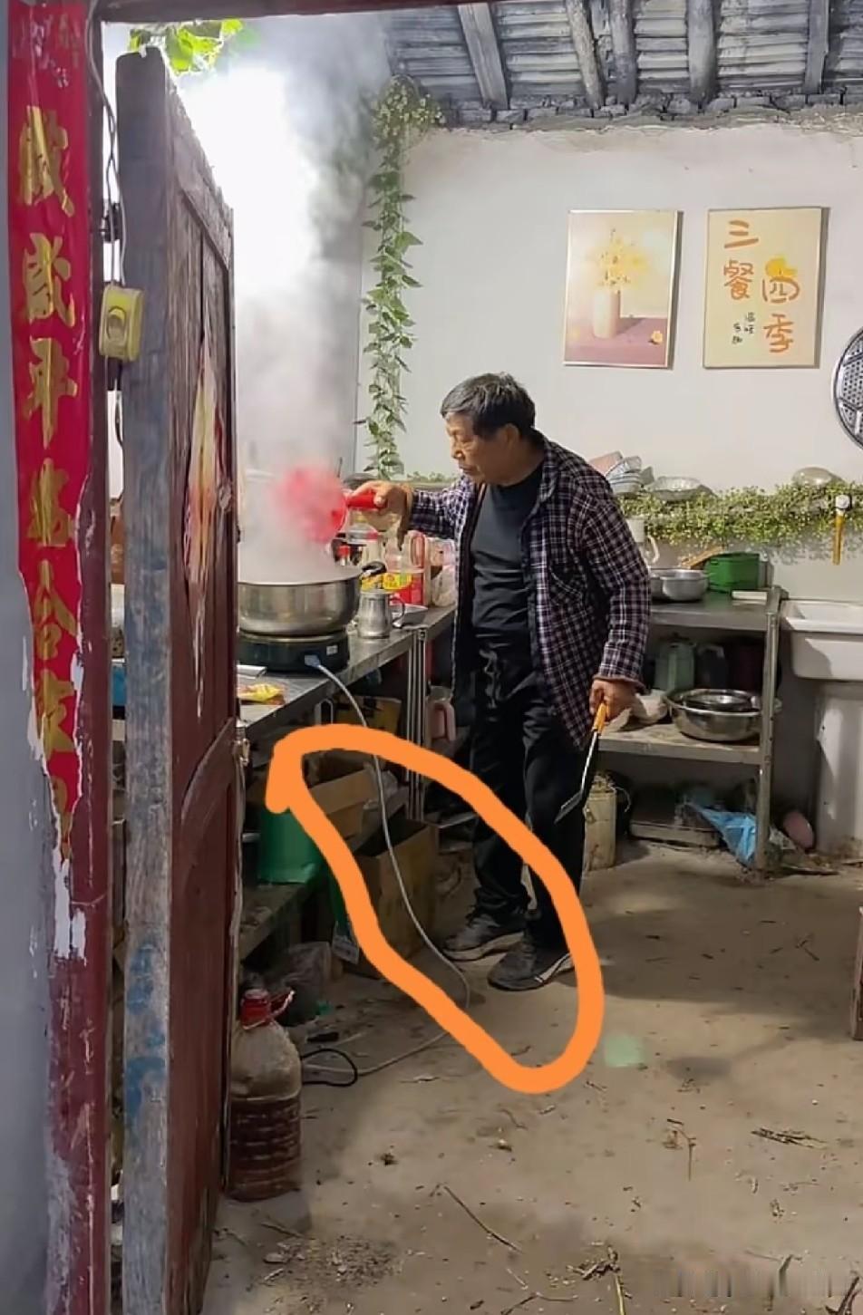树兰这样做饭实在太危险，一个不小心锅就踩翻了