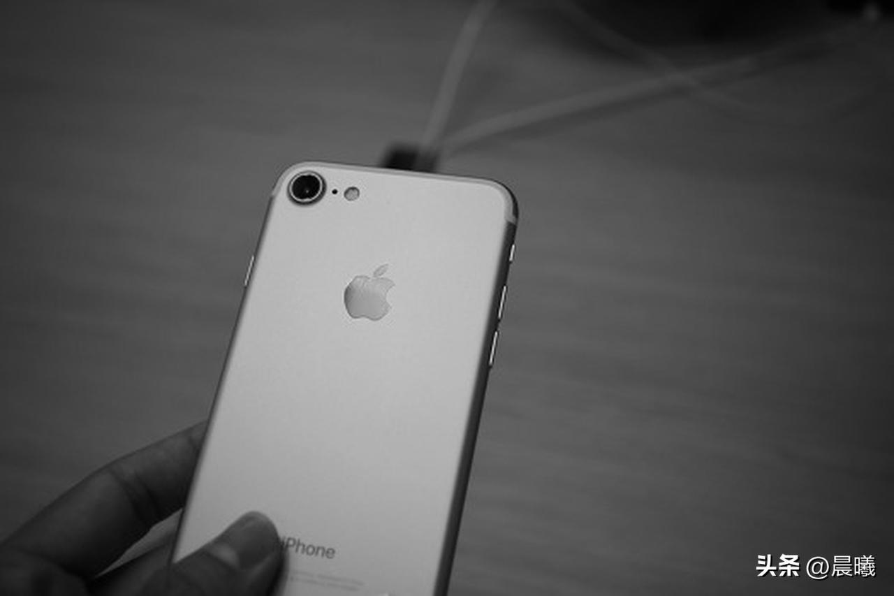 我不买苹果手机，主要是觉得性价比不高。同样的价格，国产手机能有更大的内存和更强大