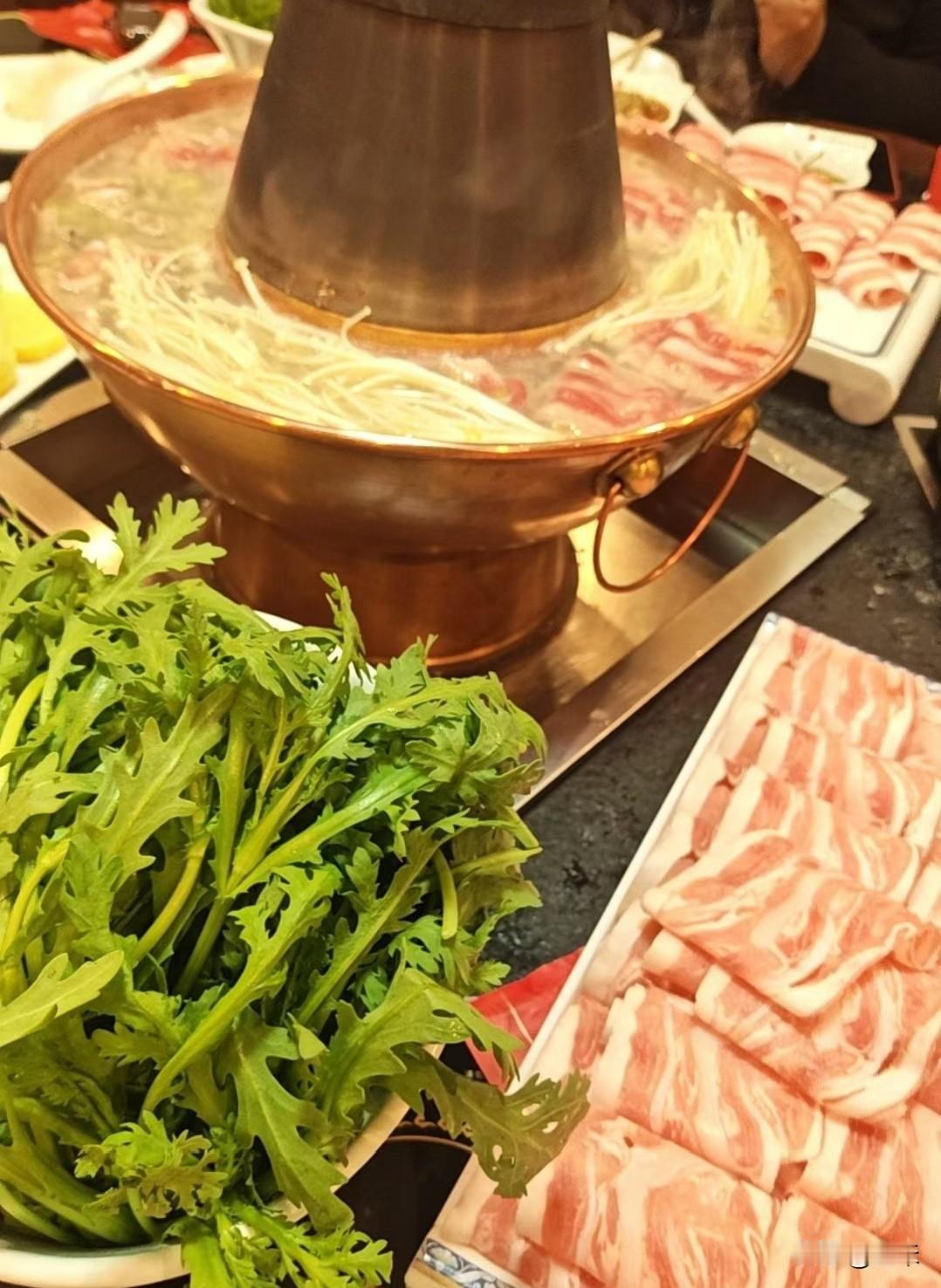 热气腾腾的北京铜火锅～～

今晚吃火锅，真是太美太惬意了，因为今天天气冷，而且还