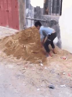 鸭鸭：玩个沙子都有傻子把你挖出来 