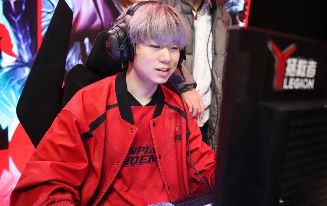 LPL近年来最强新人[awsl][awsl]不光有实力还贼帅！FPX这么一个B+