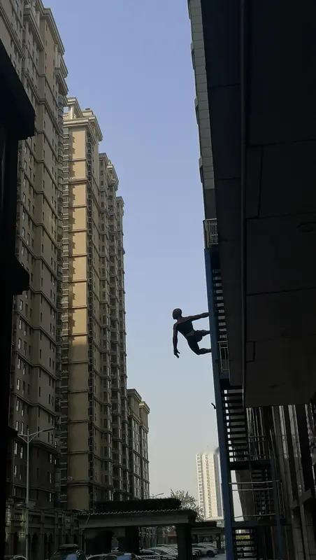 AI妙生图飞檐走壁侠。